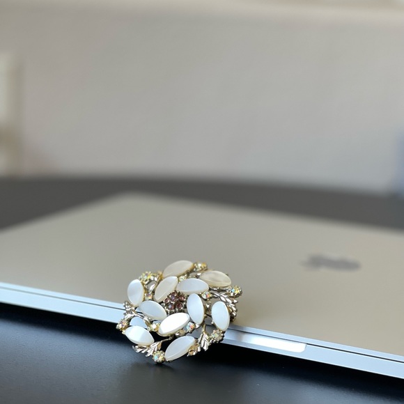 Vintage crystal flower round elegant victorian brooch - Picture 6 of 14